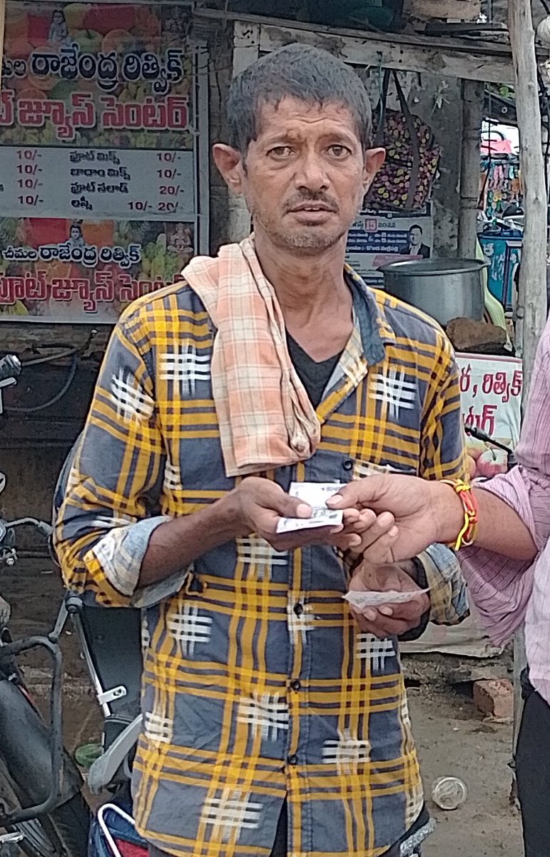 RMaachana's tweet photo. #ration #rice illigal transport లో
సత్తి పని చేసే లారీ చిక్కింది.
రోజూ ₹200 వచ్చేవి
కాలి దెబ్బ తో..
కూలీకి వెళ్ళలేక..
#MONEY లేక
ఇంటికి వెళ్ళ లేక
సార్..మీ కోసమే దేవ్లాడుతున్నా అన్నాడు.
ఇంటికి రమ్మని చెప్పా.
#health బాగయ్యాక వెళ్లన్నా.!
#Hyderabad https://t.co/TG4wHXcMxV