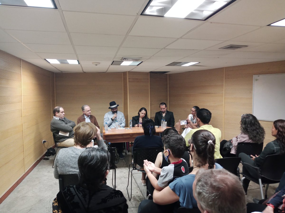 Eclepsidra5's tweet photo. Un éxito el recital organizado por Eclepsidra en la #FLIDE2 con los poetas Luis Gerardo Mármol @MarmolBosch, María Ramírez Delgado @Mauxi, Florencio Quintero @FlorencioNQuin1, Beira Lisboa @segunpablo, José Manuel Aguilera @jmaguileraf y Luis Ernesto Gómez @letrouvere
@_Provea https://t.co/CwF6o5tYVf