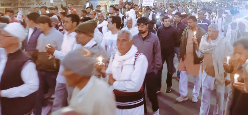 Nareshinchr's tweet photo. आर्यनगर, हिसार से हमारी 13 वर्षीय बेटी महक को न्याय दिलवाने के लिए हजारों लोगों ने कैंडल मार्च किया। सरकार इतनी असंवेदनशील हो गई है कि इस भयानक हत्याकांड की उच्चस्तरीय जांच को नकार रही है। महक को इंसाफ दिलवाने के लिए जो करना पड़ेगा, वह हम करेंगे।
#JusticeForMehak https://t.co/3OInlXr7Vu