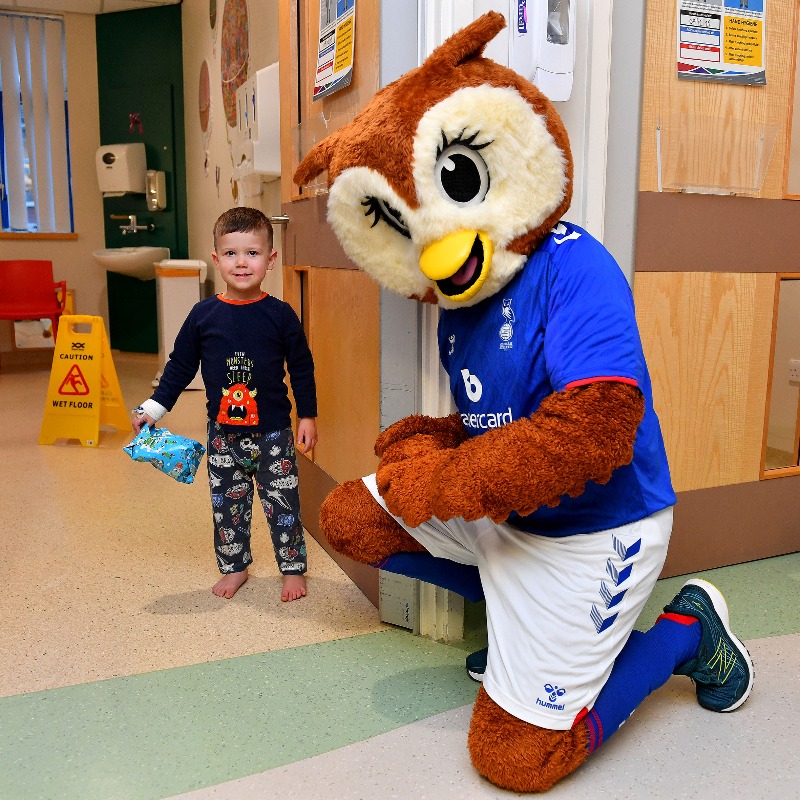 OfficialOAFC's tweet photo. 🎁 Players from the Latics first team have paid a visit to The Royal Oldham Hospital Children's Ward to hand out gifts and meet patients. #oafc