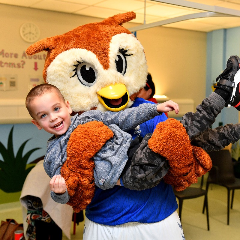 OfficialOAFC's tweet photo. 🎁 Players from the Latics first team have paid a visit to The Royal Oldham Hospital Children's Ward to hand out gifts and meet patients. #oafc