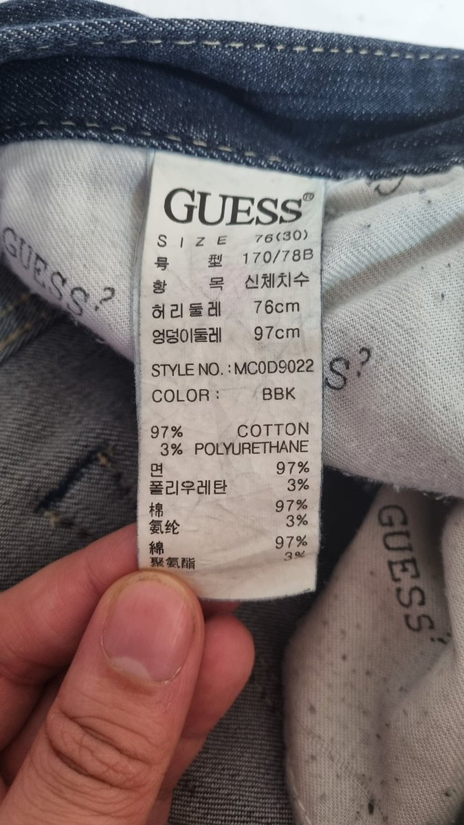 DelonleRoux's tweet photo. @GUESS after years of faithful use my favorite jeans gave up the will to live. I tried finding them online but no luck. Can someone please help me? Style code: MC0D9022, Color: BKK, Size 30🙏🏻🙏🏻🙏🏻 https://t.co/AFD40DkC83