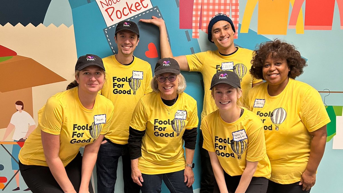 foolfoundation's tweet photo. #Foolsforgood
@themotleyfool and @foolfoundation have teamed up to #payitforward by volunteering in Alexandria (VA), New York (NY), San Diego (CA) Richmond (VA), Raleigh (NC), Charlotte (NC), Madison (WI), San Francisco (CA), Philadelphia (PA) and Austin (TX) to name a few! https://t.co/aA3ectDozJ