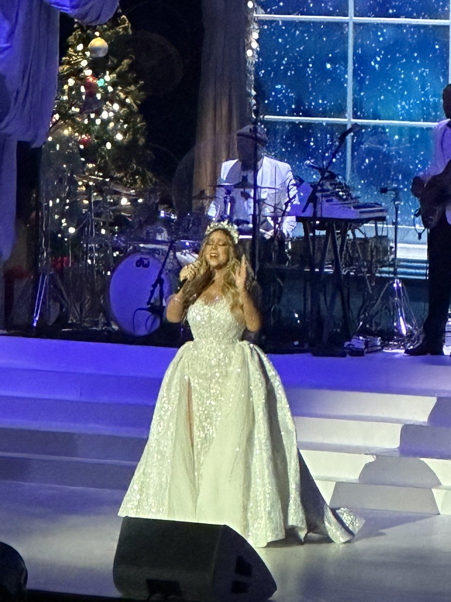 sashastoltz's tweet photo. Amazing night at @MariahCarey #MerryChristmastoall concert So great to also see @DJSUSSONE spin #MariahCarey #djsussone #Christmas #livemusic #ChristmasMusic #christmasconcert #toronto #christmastime #sashastoltzpublicity https://t.co/R9qfTB1BOa