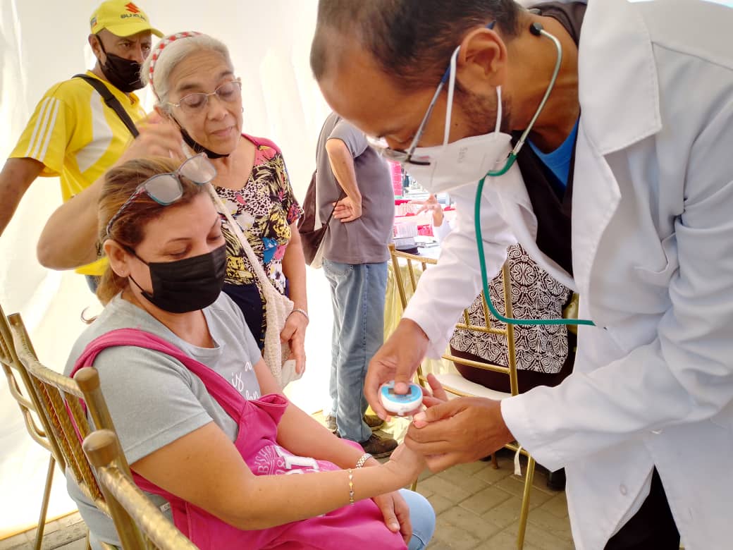 #12Dic Desde el ASIC Valle Lindo se lleva a cabo Gran Jornada de Cobertura Universal en Salud, en la plaza Mariño, con medicina interna, inmunización, medicina general, entrega de medicamentos, entre otros servicios <a href="/NicolasMaduro/">Nicolás Maduro</a> <a href="/MagaGutierrezV/">Magaly Gutiérrez Viña</a> <a href="/Soykarinacarpio/">Karina Carpio</a> #InmunityForSaab
