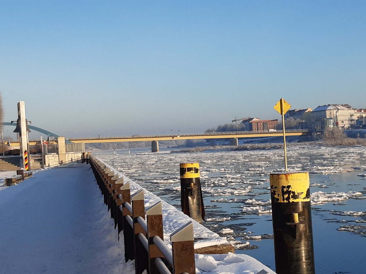 Schön, dass hier beim Einsatz der #Eisbrecher für den #Hochwasserschutz an der #Oder die #deutsch/#polnisch|e #Zusammenarbeit funktioniert. Danke @RZGWSzczecin, @WodyPolskie, #WSA-Oder/Havel, @gdws_wsv_presse !