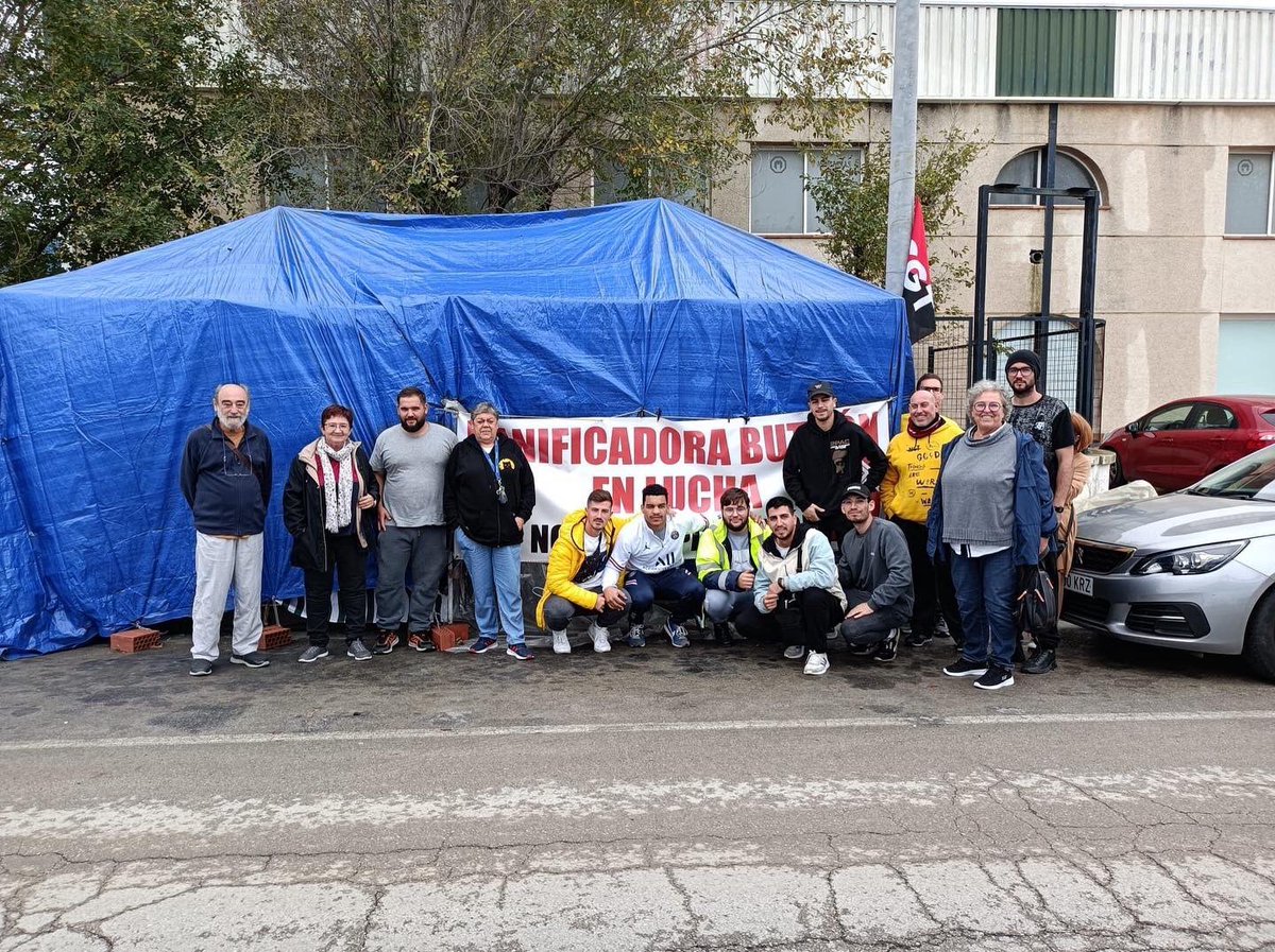 Trab_Zumosol's tweet photo. Nos acaban de llegar noticias de compañeros que lo están pasando mal.
La plantilla de la panificadora Butrón de Chiclana de la frontera llevan desde noviembre en huelga indefinida.
Aun no tienen redes sociales, pero piden ayuda, tienen caja de resistencia. https://t.co/yfBlVoB62W