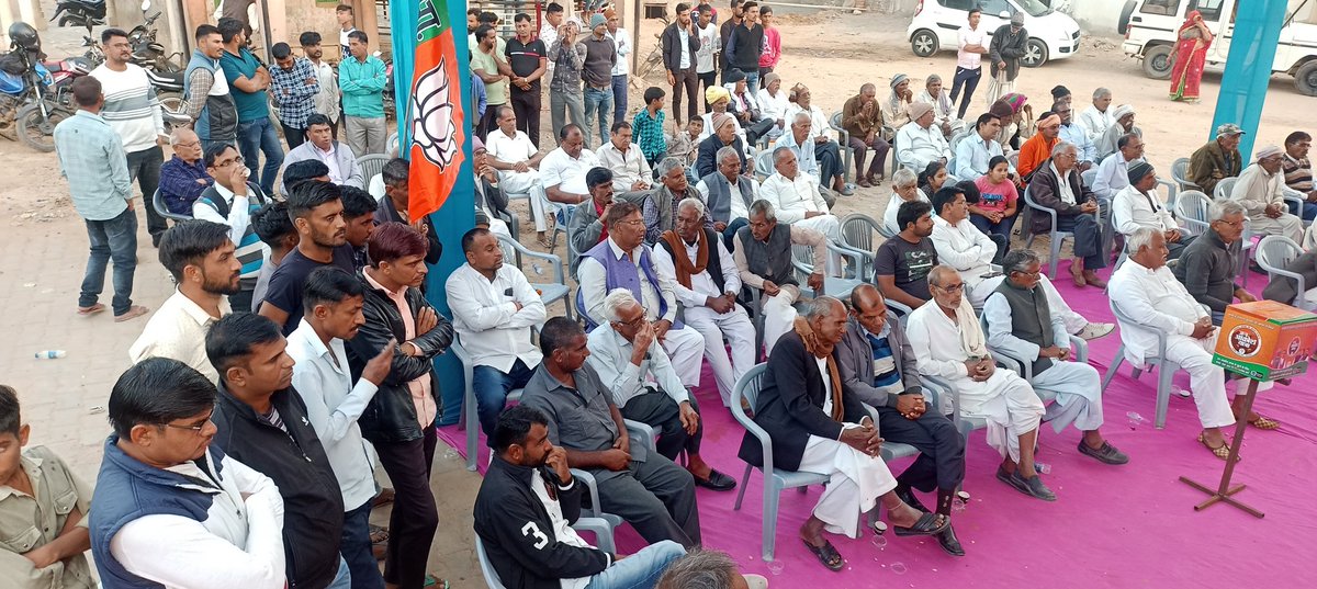 hariramranwa's tweet photo. जन आक्रोश यात्रा का यह काफिला बढ़ रहा है निरंतर, समेट रहा है यह सिसकते राजस्थान का वह दर्द जो कांग्रेस की वादाखिलाफी, लापरवाही और उदासीनता से राजस्थान और लक्ष्मणगढ़ की जनता को मिला है आज जन आक्रोश यात्रा के दौरान बगड़ी में चौपाल को सम्बोधित किया।
#जन_आक्रोश_यात्रा https://t.co/jEW81TKLGJ