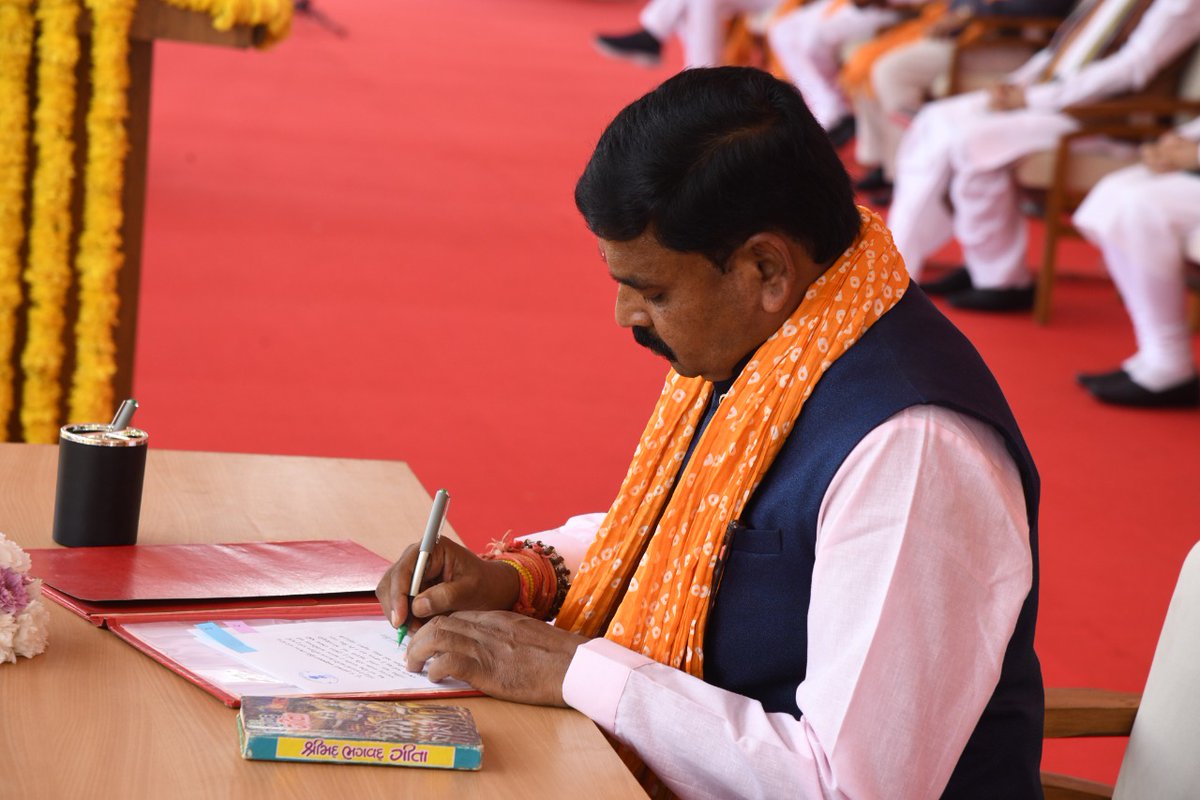 IPA GUJARAT માનનીયશ્રી પ્રો. ડો. કુબેરભાઈ ડીંડોર સાહેબને આદિજાતિ વિકાસ, પ્રાથમિક, માધ્યમિક અને પ્રૌઢ શિક્ષણ વિભાગનાં કેબિનેટ પ્રધાન બનવા બદલ ખૂબ ખૂબ શુભેચ્છાઓ પાઠવે છે.💐
<a href="/PMOIndia/">PMO India</a>
<a href="/CMOGuj/">CMO Gujarat</a>
<a href="/Bhupendrapbjp/">Bhupendra Patel</a>
<a href="/kuberdindor/">Dr. Kuber Dindor</a>
@Rushikeshmla
<a href="/bachubhaikhabad/">Bachubhai Khabad</a>
@montu9689
<a href="/GujaratIpa/">IPA GUJARAT</a>