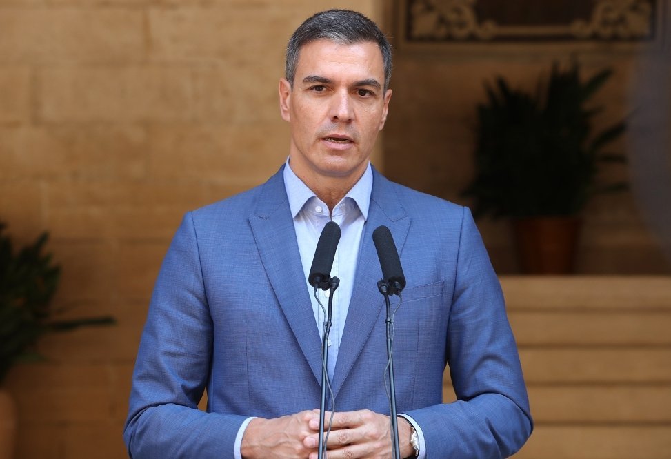 Encuestando's tweet image. 📊 ¿Quién es mejor político para las clases obreras?

🔃 PEDRO SÁNCHEZ 
♥️ ISABEL DÍAZ AYUSO