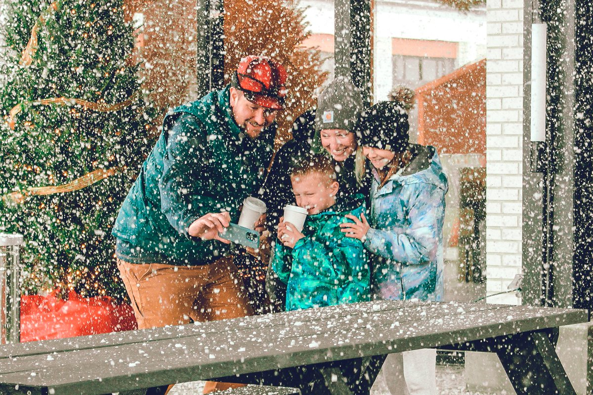 EnchantedNPole's tweet photo. We had an 𝙚𝙭𝙩𝙧𝙖𝙤𝙧𝙙𝙞𝙣𝙖𝙧𝙮 time this weekend and we hope you did too! 🎄🎁 ❄️ 

If you haven't visited the North Pole with your family yet- YOU'RE MISSING OUT! Learn more and get your tickets today at https://t.co/cSZ1yokWmX https://t.co/GGMv66AorU