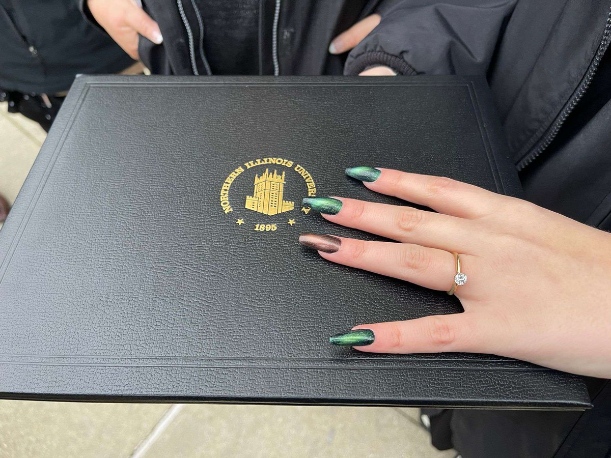 algebrafolder's tweet image. Graduation and engagement nails brought to you by @holotaco #niugrad #engagement