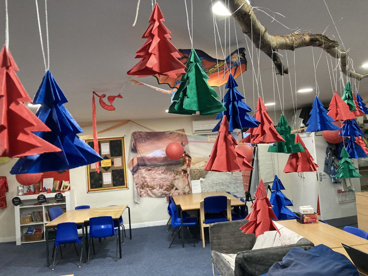 timcrouch6's tweet photo. @Matthewsfamily4 Christmas tree origami in Hodgkin class with Mrs Annan this afternoon.  Don’t they look fab! https://t.co/k26K8iNdy7