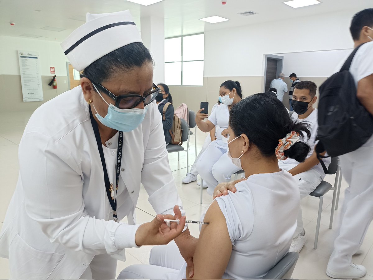HGDuranMSP's tweet photo. Previo a ejercer sus funciones, el personal hospitalario del @HGDuranMSP de @Salud_Ec recibió la dosis contra la influenza y la #COVID19, en pro de precautelar su salud y seguridad.

Además, recibieron capacitaciones como parte de su inducción.

#JuntosPorLaSalud https://t.co/Nc8OkeFhAu
