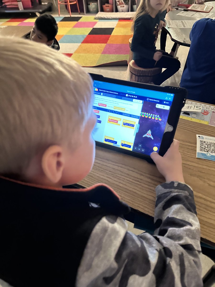 NipperCourtney's tweet photo. Students in Mrs. Cil’s class at RFW @WoodallPatriots learning about how to problem solve when the code isn’t working! Students loved the Grinch coding activity! 🎄#WeAreRCSTN #HourOfCode https://t.co/KmL8wPZLIY
