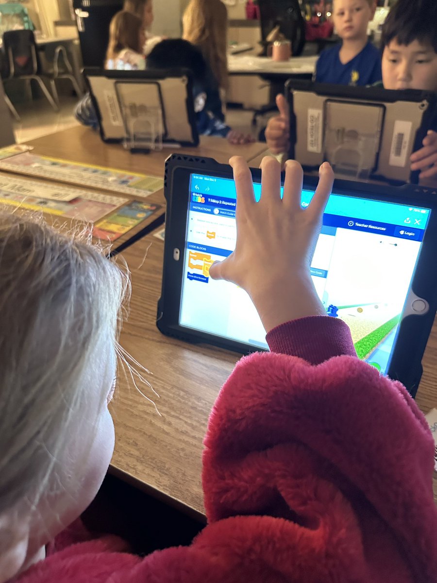 NipperCourtney's tweet photo. Students in Mrs. Cil’s class at RFW @WoodallPatriots learning about how to problem solve when the code isn’t working! Students loved the Grinch coding activity! 🎄#WeAreRCSTN #HourOfCode https://t.co/KmL8wPZLIY