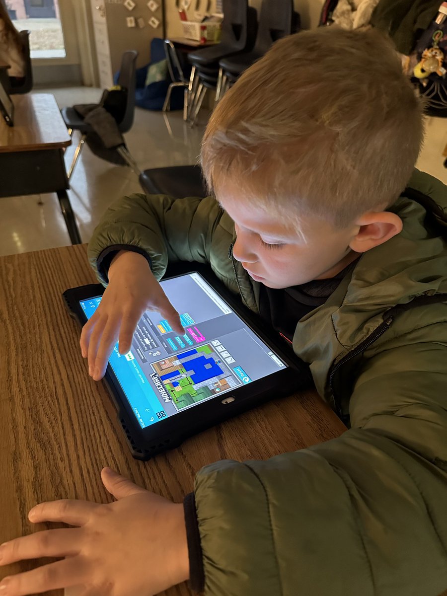 NipperCourtney's tweet photo. Students in Mrs. Cil’s class at RFW @WoodallPatriots learning about how to problem solve when the code isn’t working! Students loved the Grinch coding activity! 🎄#WeAreRCSTN #HourOfCode https://t.co/KmL8wPZLIY