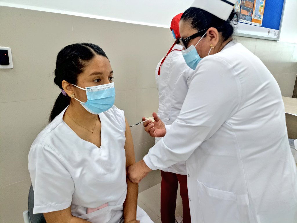 HGDuranMSP's tweet photo. Previo a ejercer sus funciones, el personal hospitalario del @HGDuranMSP de @Salud_Ec recibió la dosis contra la influenza y la #COVID19, en pro de precautelar su salud y seguridad.

Además, recibieron capacitaciones como parte de su inducción.

#JuntosPorLaSalud https://t.co/Nc8OkeFhAu