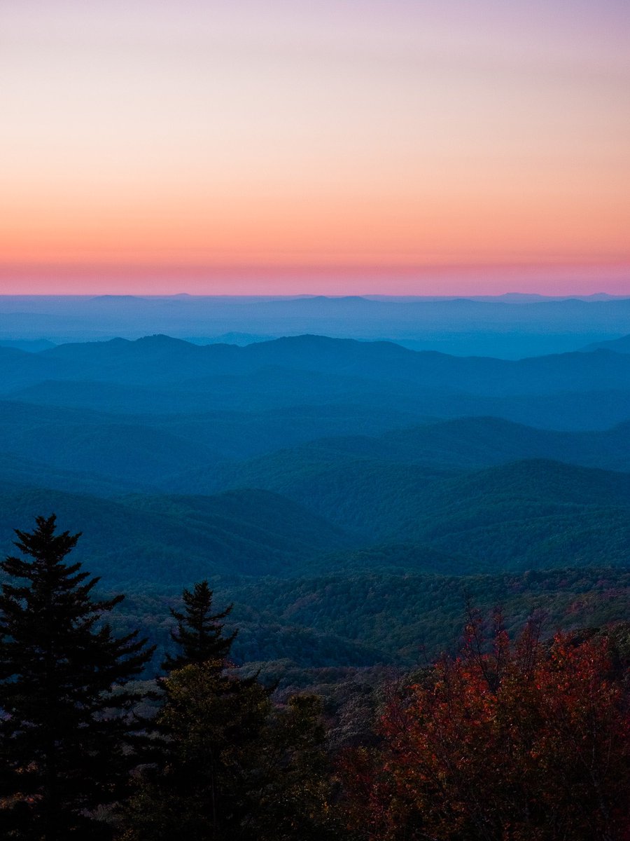 nev_in_color's tweet photo. the colors of the blue ridge mountains. https://t.co/6bOVNmZPBO