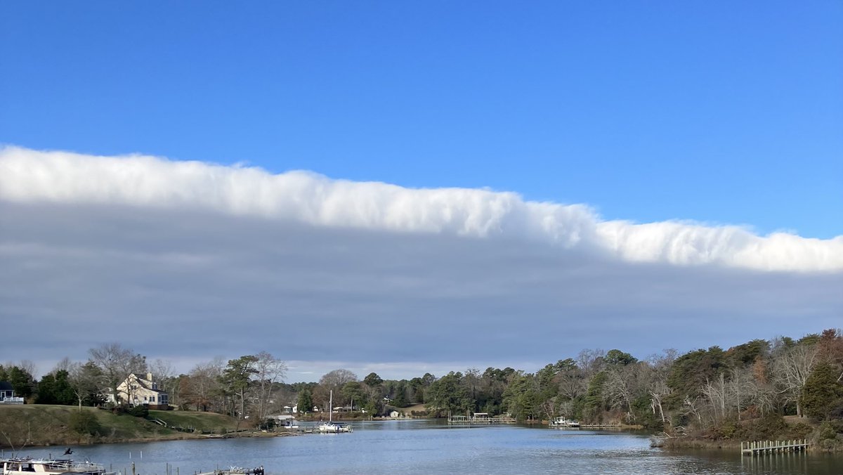 ⁦<a href="/KevinMyattWx/">Kevin Myatt</a>⁩ in summer here in eastern VA I would be concerned about this line of clouds to the west. Not on a 44 deg December day.