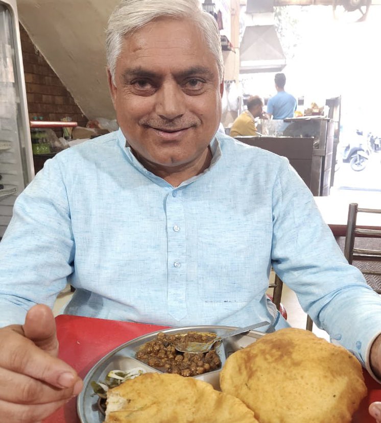 AdvocateVedpal's tweet photo. हरीओम् छोले बटुरे पुरानी सब्ज़ी मंडी करनाल पर बहुत दिनो के बाद साथियों सहित खाने का आनंद लिया! https://t.co/C1yOkuETDm
