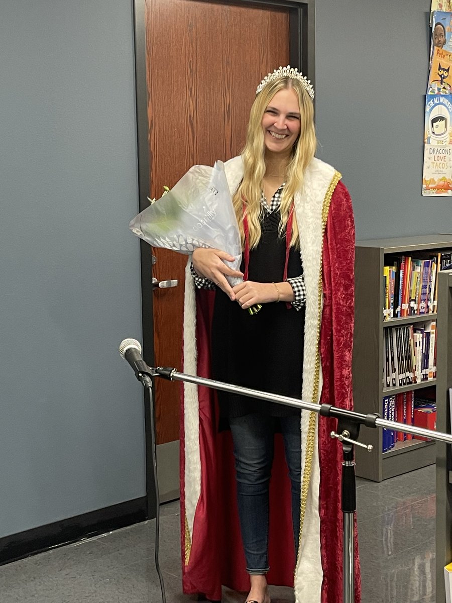 DeganElementary's tweet photo. Congratulations Miranda Lindsey on being our Teacher Of The Year! We are Degan! #onelisd #wearedegan https://t.co/r34uuCdgtj
