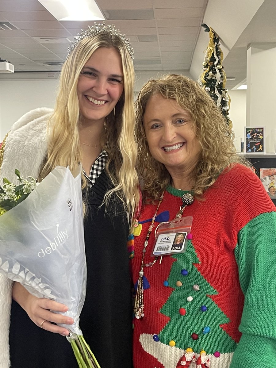 DeganElementary's tweet photo. Congratulations Miranda Lindsey on being our Teacher Of The Year! We are Degan! #onelisd #wearedegan https://t.co/r34uuCdgtj