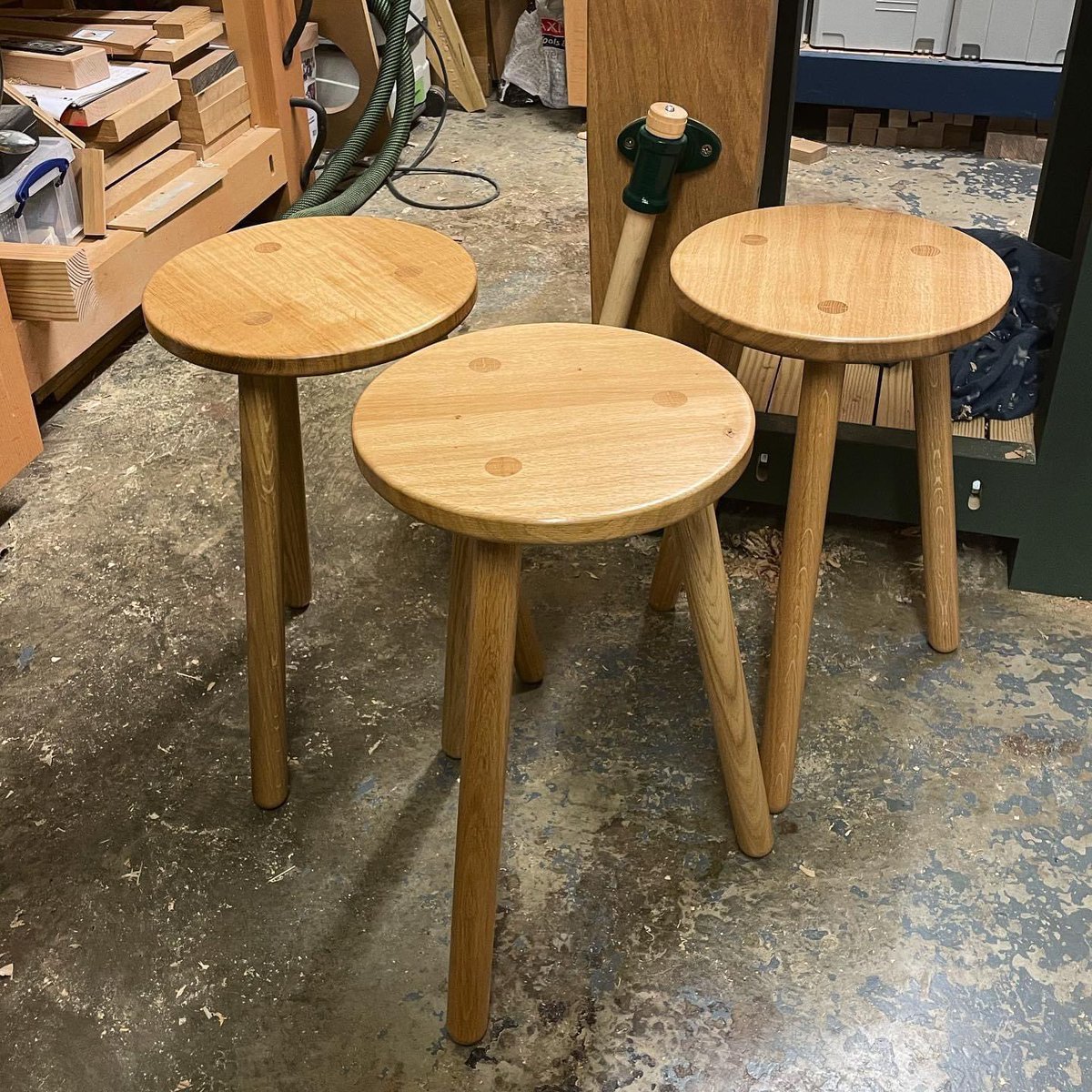 Three 50cm high Stable Stools finished and dispatched to their new homes 🏡
#stablestool #oakstool #makermonday
stephenson-furniture.co.uk/store/p26/Stab…