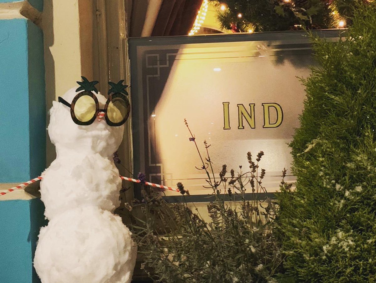 🎶Snow is falling, all around us…🎶 ❄️We have carolers in tomorrow! Join in, sing and be merry! ❄️ #snow #carols #cosy #pub #fireplace #singing #singsong #snowday