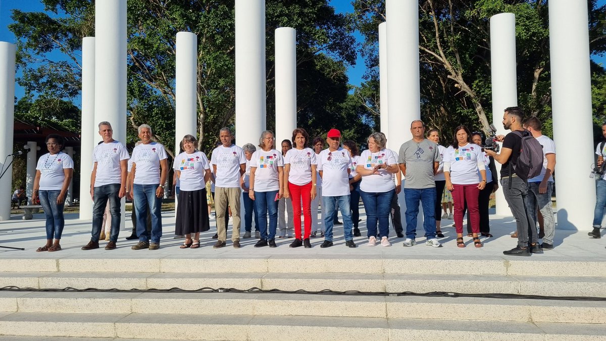 La @CubaCentral hace entrega de la distinción Rafael Maria de Mendive a trabajadores que han mantenido una actitud ejemplar y consecuente con la Revolución durante 20, 25 y más años en el sector de la #Educacion. #20AñosUCI #Cuba <a href="/CTC_UCI/">CTC_UCI</a> <a href="/raydelmp/">Raydel Montesino Perurena</a> <a href="/dcolome2010/">Dunia María</a>