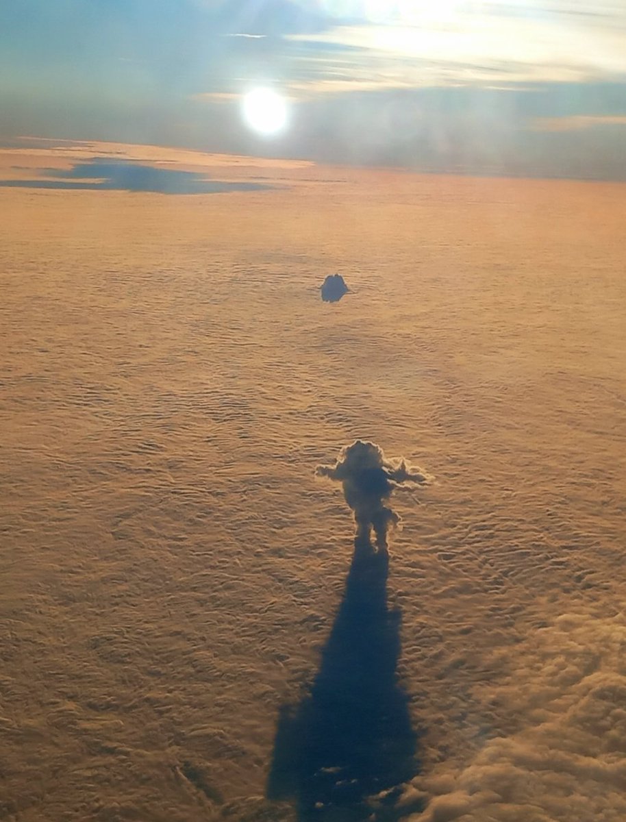 Ce jour, à travers le hublot, une créature non identifiée marchait sur les nuages...