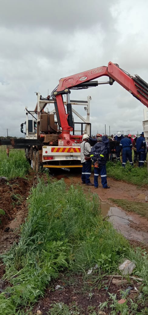 Eskom_SA's tweet photo. #EskomGauteng
#KagisoLusaka
#Update

We are still experiencing challenges in restoring supply to Kagiso &amp; Lusaka due to heavy rains. Vehicles get stuck in the mud making it difficult to access the site. This also affects Tshepisong supplied by @CityPowerJhb

No ETR yet. https://t.co/JmxtNkjzo3