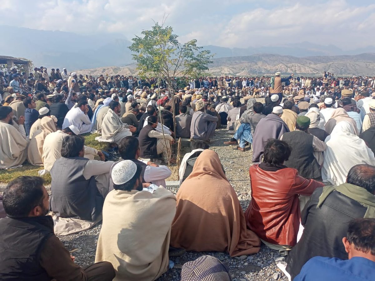 NadeemAsker's tweet photo. Today in Darazinda #Sherani tribe held a #Jirga in favor of peace and rejects militancy, Taliban project. Last day 6 terrorist were arrested in Darazinda by people. Pakhtunkhwa under attack and protest started against terrorism war imposed on us but no TV channels coverage it. https://t.co/Aajlc8UtfF