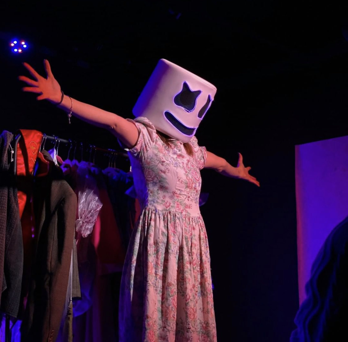 🔌  Ven a conectar con #RobinFly con #AlexiaAlexander

Una serie de anécdotas para cuestionarse por qué no logra ser feliz, quedarse en un protagónico o encontrar el amor.

ÚLTIMAS 2 FUNCIONES 

⏰ Miercoles 21:00 h
📍 @lateatreria 
🎟 En taquilla y aquí: bit.ly/3wVTe4R