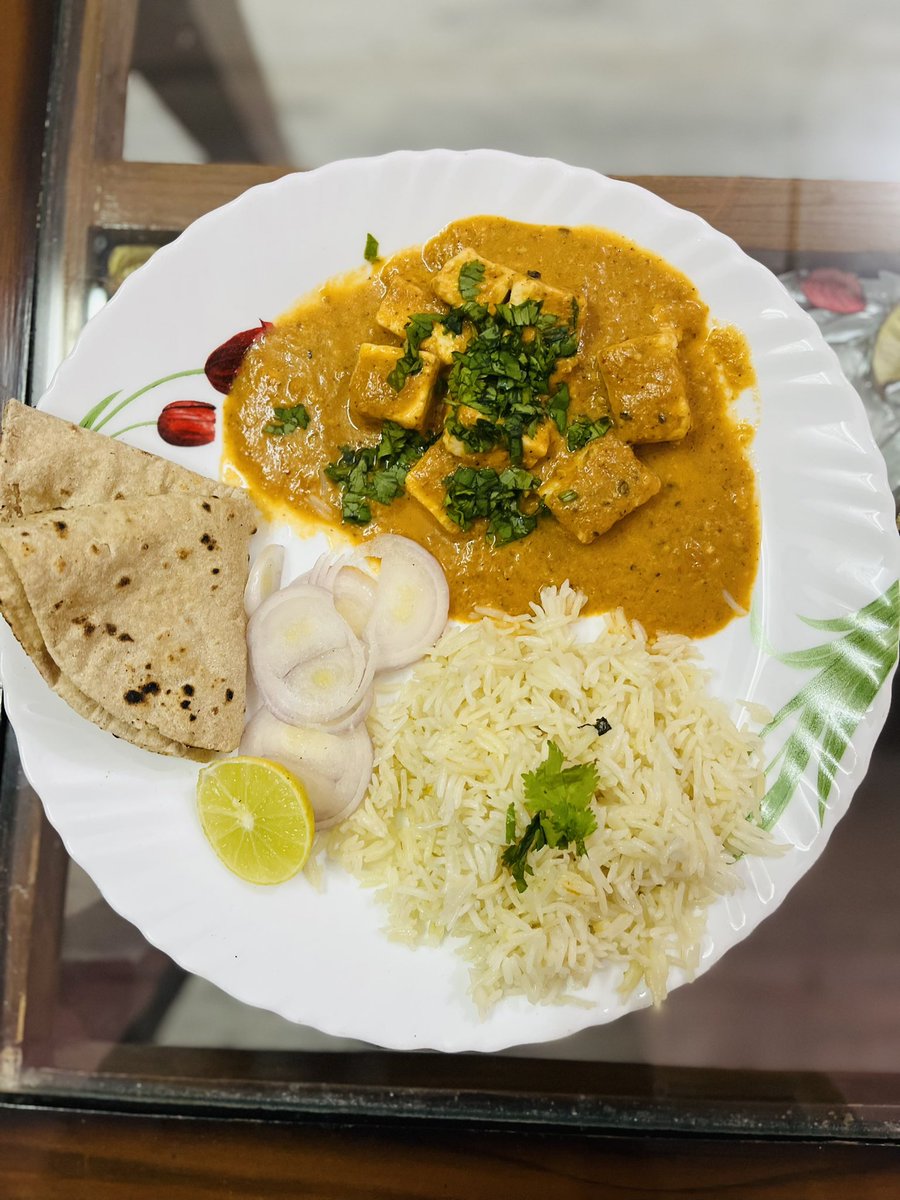Divyagupta2304's tweet photo. Main sirf khana khati nahi banati bhi acha hu🙈 by masterchef Divya😇 #paneerlababdar 🧡🧡 https://t.co/i3uShW7e2I