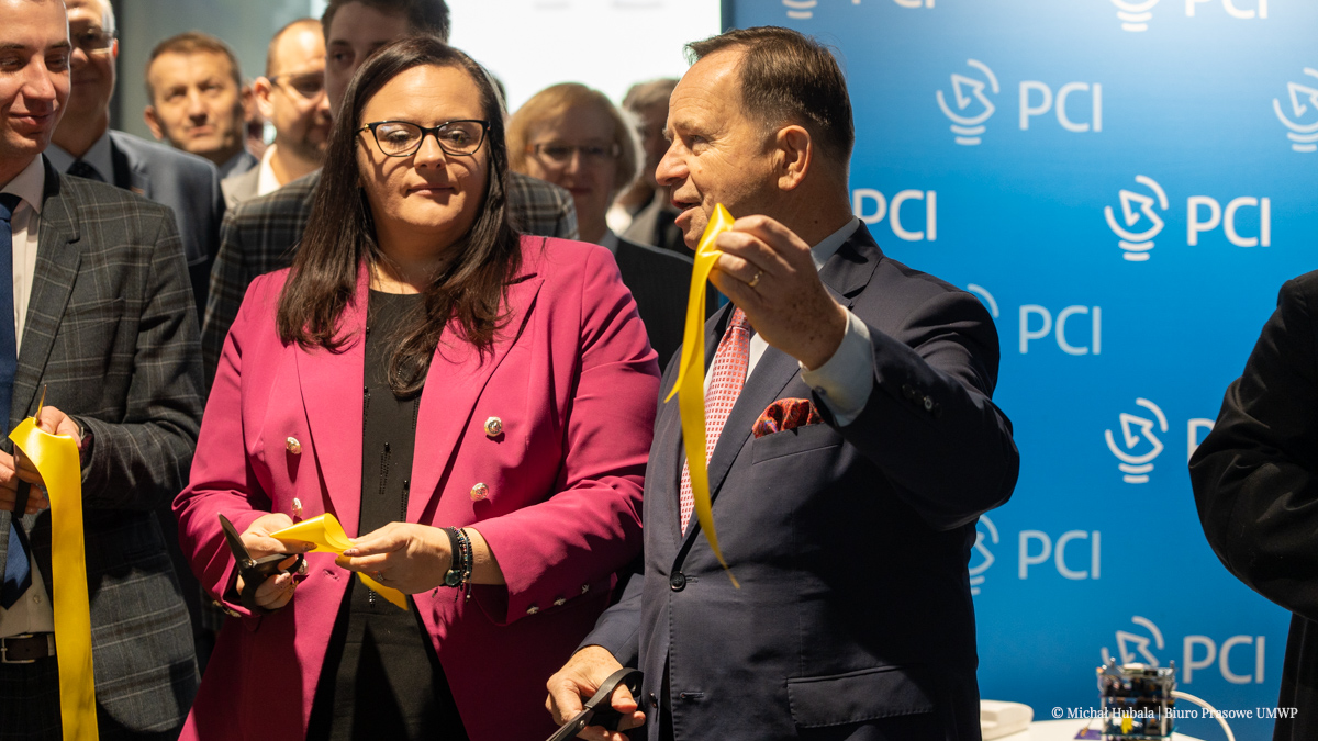 MFIPR_GOV_PL's tweet photo. Wiceminister @M_Jarosinska uczestniczyła w otwarciu nowego budynku #ProtoLAB Podkarpackiego Centrum Innowacji w #Rzeszów. To miejsce, gdzie młodzi badacze mogą rozwijać się i uczyć poprzez eksperymentowanie w zakresie innowacyjnych projektów. https://t.co/NGsjjCw9Yx