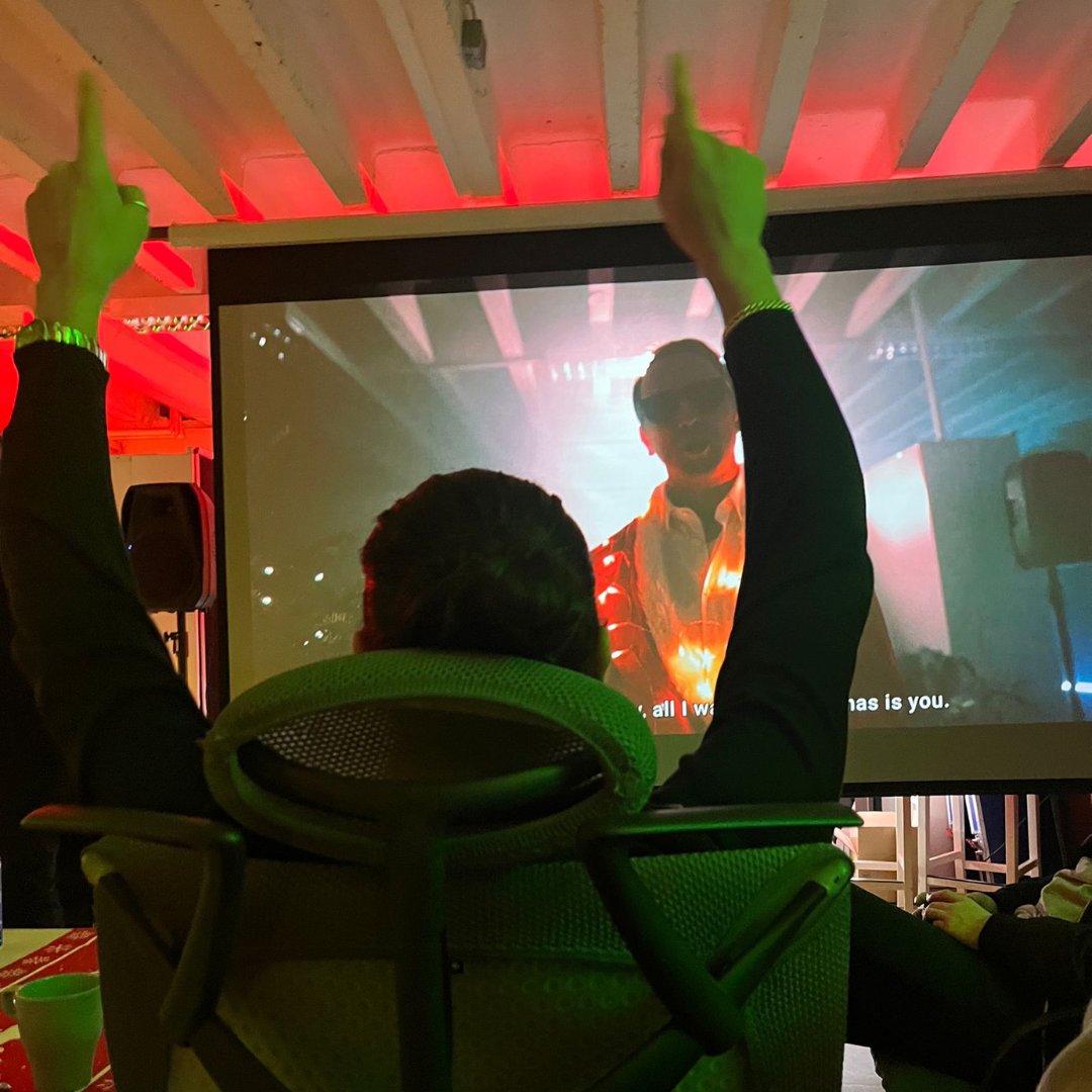 performanceone_'s tweet image. DJ, XXL Käse, Herzblatt und Tarot-Karten? 🤨

Ja unsere Weihnachtsfeier am Freitag war ein buntes Potpourri an Ereignissen. 🎄
Gute Musik, guter Glühwein, gutes Essen und ausgesprochen gute Laune! 🎅