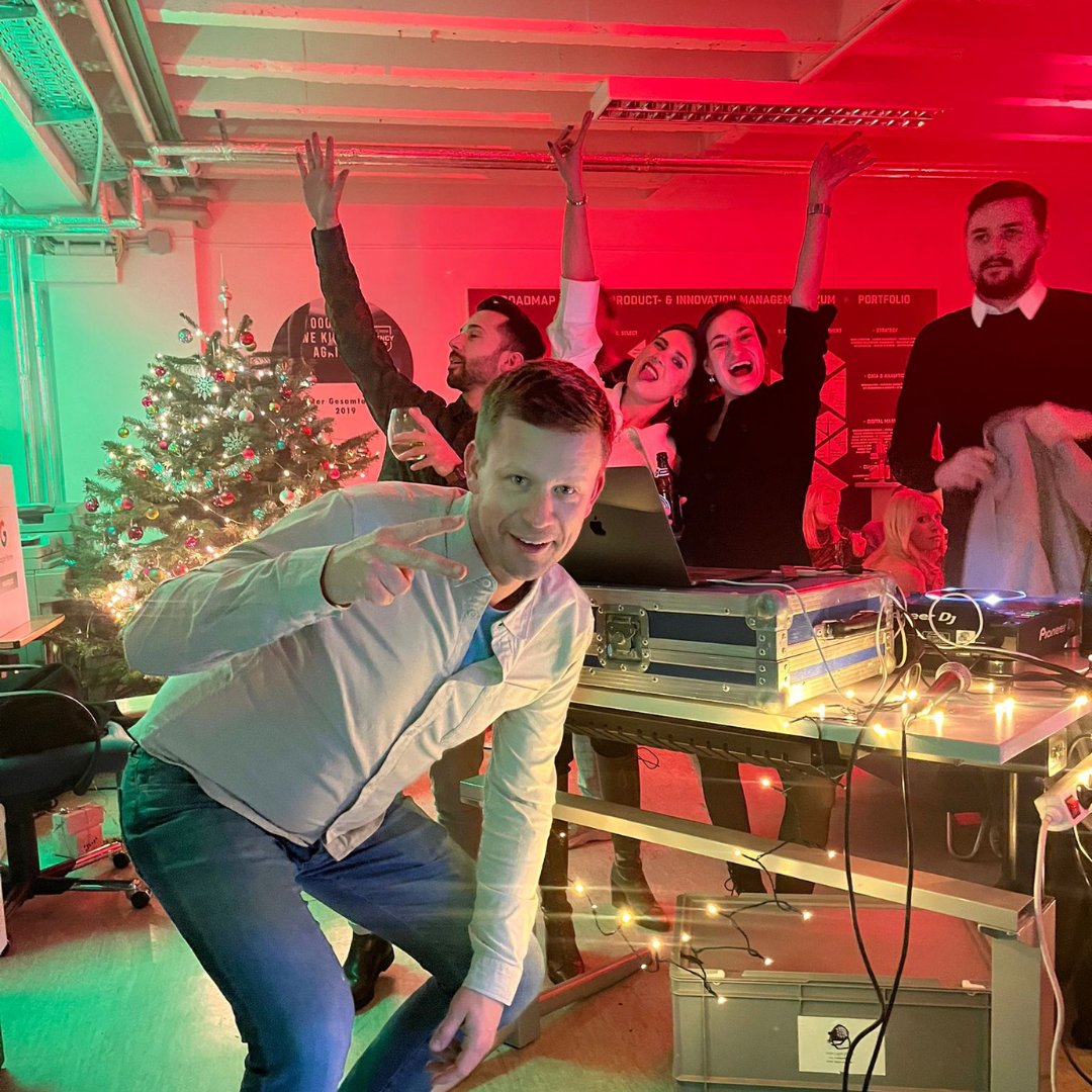 performanceone_'s tweet image. DJ, XXL Käse, Herzblatt und Tarot-Karten? 🤨

Ja unsere Weihnachtsfeier am Freitag war ein buntes Potpourri an Ereignissen. 🎄
Gute Musik, guter Glühwein, gutes Essen und ausgesprochen gute Laune! 🎅