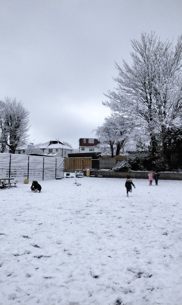 Even with the snowy scenes in St Mary Cray, the school was still open so the children could learn and play! #snowday #smcpa #orpington #stmarycray #primaryschool 🌨❄️☃️ @GordonGo