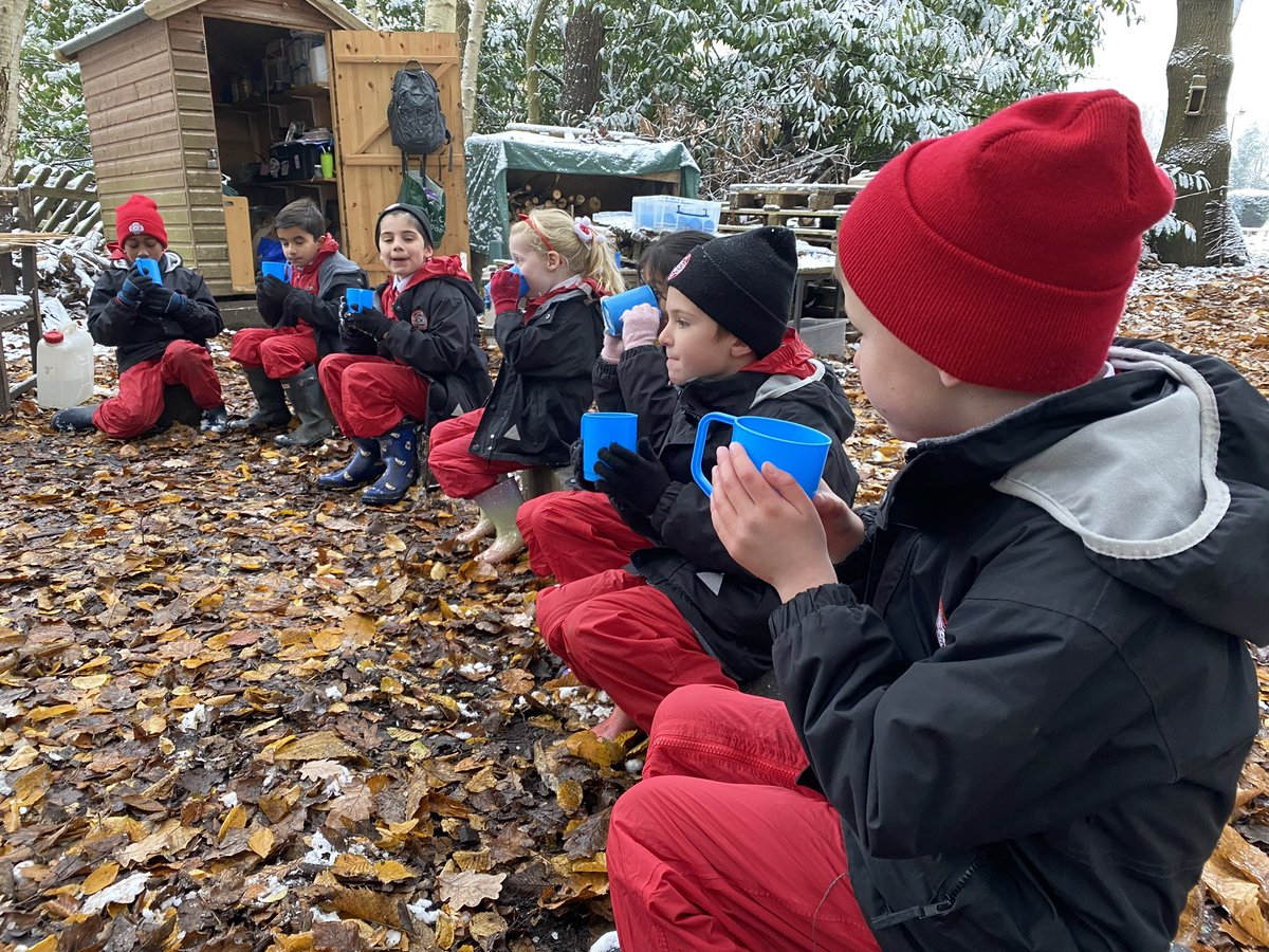 Outdoor Learning has been so much fun in the snow today - warm fire, hot chocolate, snowmen building, marshmallows and the odd cold hand @BGS_Outdoors BGS_Outdoors #bgs_winter #bgs_resilience https://t.co/7XyxUo6Mlm