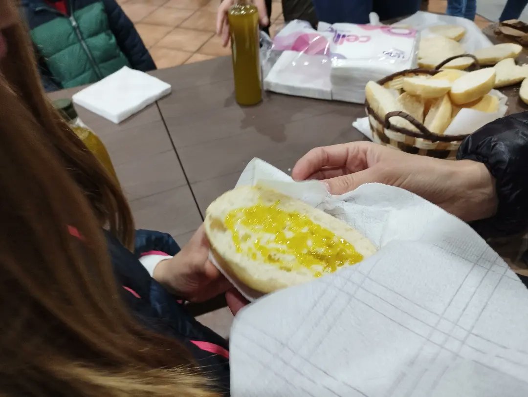 También hemos aprovechado para descubrir la historia y obras de arte de la Iglesia del pueblo y conocer el proceso de elaboración del aceite y degustarlo con un riquísimo desayuno molinero.