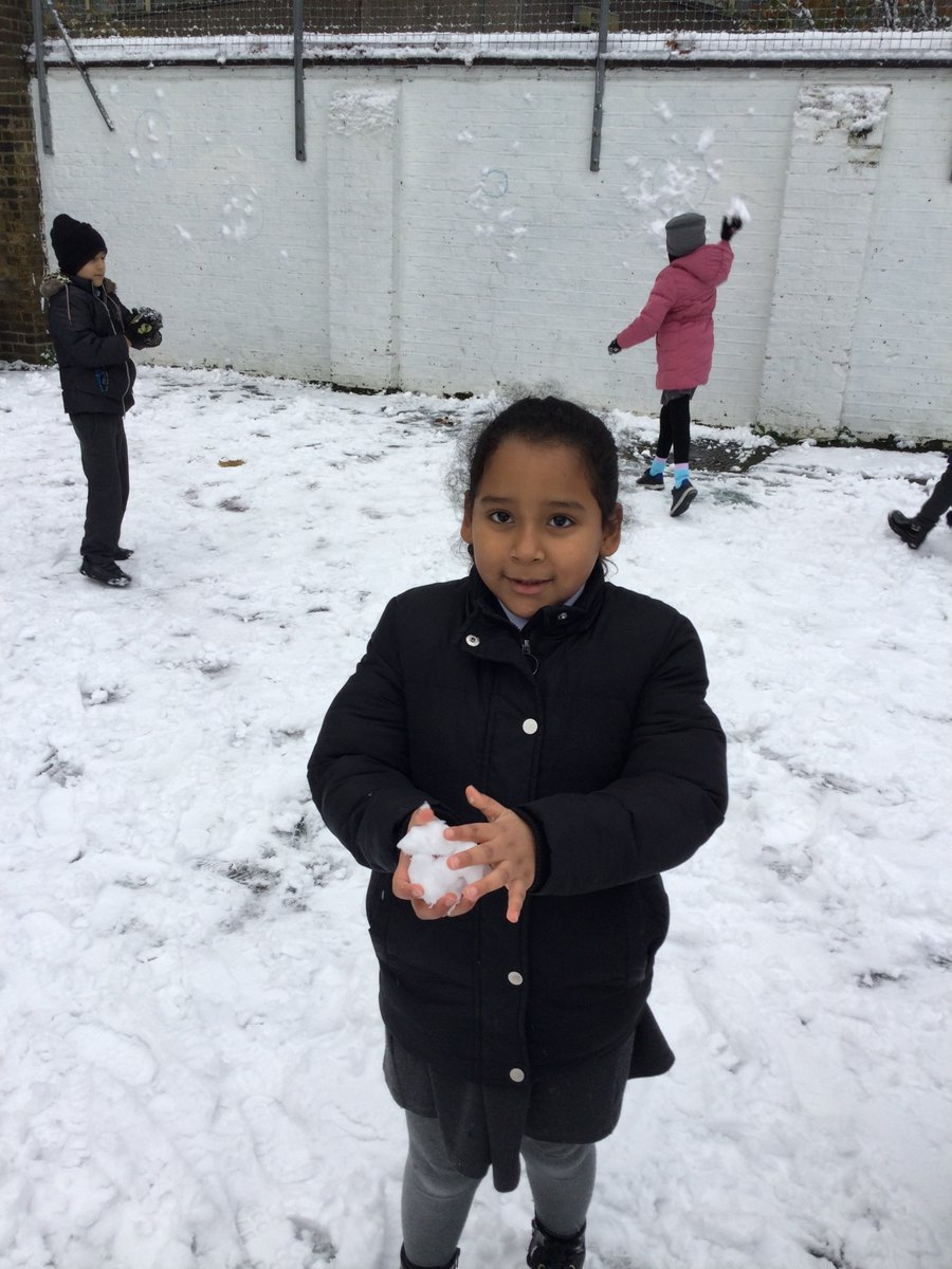 falconbrookSW11's tweet photo. Year 2 had lots of fun in the #snow today #funatfalconbrook https://t.co/HRyXo0SB38
