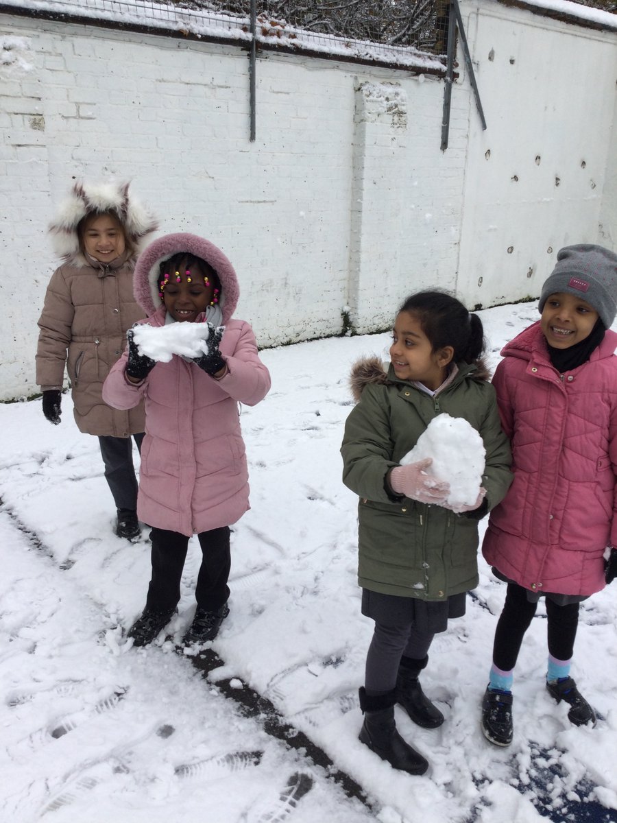 falconbrookSW11's tweet photo. Year 2 had lots of fun in the #snow today #funatfalconbrook https://t.co/wzir0tPWth