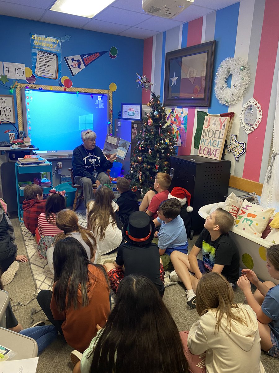 Christmas readers continue in here! We love having family join us to share their favorite holiday books! Thank you, Gigi! 💙🤍#aesmakeyourmark @mrsRichieAES