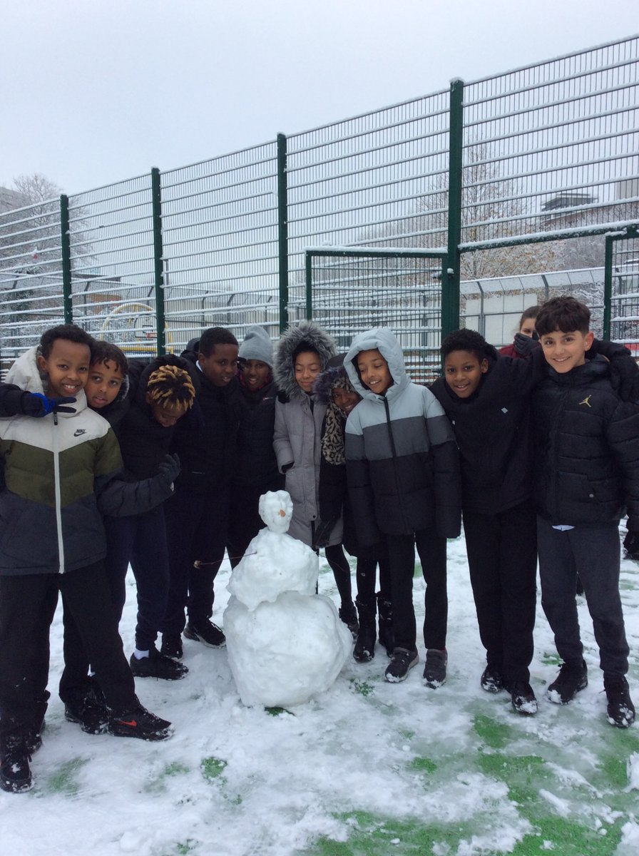 falconbrookSW11's tweet photo. Key Stage 2 had so much fun in the #snow making snowmen today #funatfalconbrook https://t.co/aS9Qu7lfZK