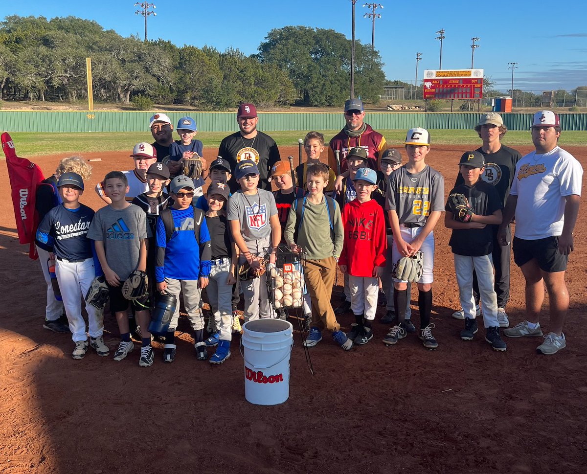 DSBaseballClub's tweet image. Check out these awesome shots from our Baseball Fundamentals Clinic last weekend! 🎉

📢 HUGE shoutout to all of our dedicated players who are always committed to refining their skills and building community with one another 💪⚾️ #SelectBaseball #Clinic #DSselect #DSBaseballClub