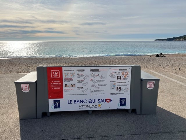 Lebancquisauve's tweet image. ➡️Direction la Ville de Cassis où notre banc s'est installé de manière permanente. L'expression "joindre l'utile à l'agréable" prend tout sens ⛑️☀️🏖️
Merci à Madame le Maire ainsi qu'à la Ville de Cassis et ses sapeurs-pompiers 😁 #cassis #lebancquisauve #gestesdepremierssecours
