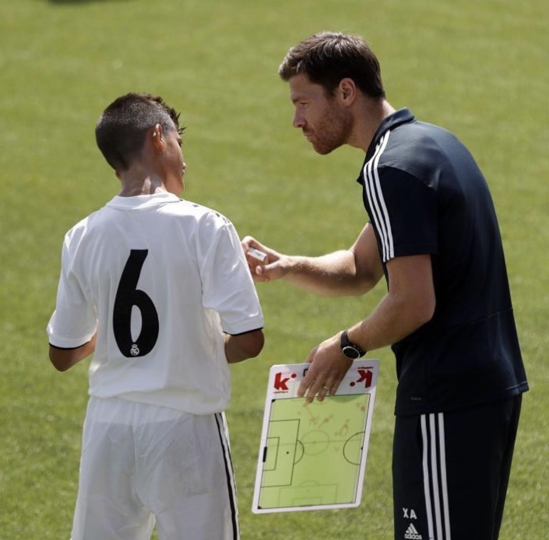 🔙 Chema Andrés receiving instructions from Xabi Alonso during the 2018/19 season.

Xabi was the coach of the Infantil A (U14) - the 2005 generation.