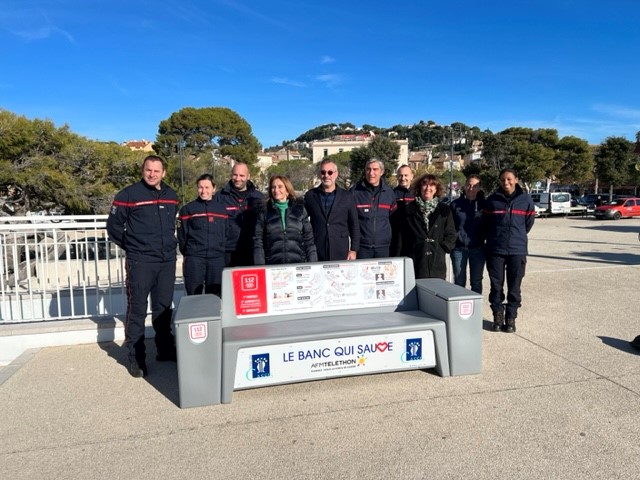 Lebancquisauve's tweet image. ➡️Direction la Ville de Cassis où notre banc s'est installé de manière permanente. L'expression "joindre l'utile à l'agréable" prend tout sens ⛑️☀️🏖️
Merci à Madame le Maire ainsi qu'à la Ville de Cassis et ses sapeurs-pompiers 😁 #cassis #lebancquisauve #gestesdepremierssecours