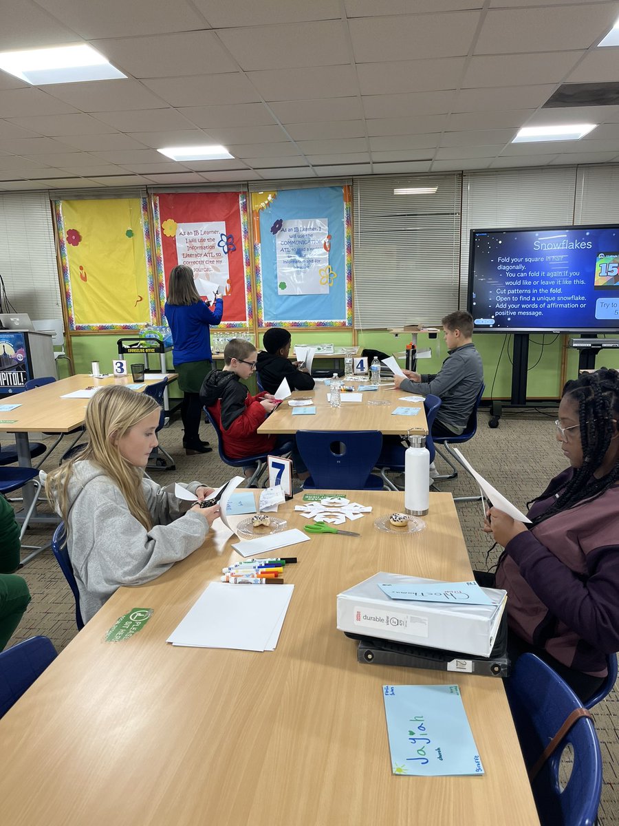 Plaza Principal’s Student Advisory students participate in service to our school at the December meeting ❄️☃️ These students show a small gesture of kindness to support our immediate community. You can thank them for the positive inspiration seen around the school! 💙🧡